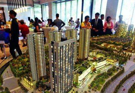 　相比往年，深圳今年的樓市小陽春來得要晚一些。  　　深圳住建局房產信息平台顯示，五月新房成交4788套、二手房成交9042套，兩個數據同比去年同期相差大約0.1%，出入不大。而放在過往6個月的時間軸內比較，深圳目前的成交量已經在疫情低穀之後逐漸上揚。樂有家、諸葛找房等多個第三方機構數據顯示，深圳二手住宅均價已於今年四月上漲到了6萬+元/㎡，並持續上行。  　　量價齊漲的5月，不少人已不滿足於按揭貸，正嚐試利用信用貸來撬動房產，寄望分羹深圳樓市，“買到就是賺到”的投機風開始出現苗頭。    　　然而硬幣的另外一麵，信貸違約的魅影卻在悄然閃現，一些銀行客戶經理好幾年都不曾遇到的抵押貸款逾期業務和斷供業務開始抬頭。部分銀行已經開始警惕小微企業貸款潛存的逾期風險；抵押貸展期的狀況也讓不少客戶經理變得“膽小”了起來：對小微企業的貸款審查變嚴格了。  　　這個夏天繽紛而焦灼。在資金鏈緊張邊緣掙紮的企業、苦於供樓的個人、正靈活套取各種信貸產品投入樓市打新的淘金客們，共同構成深圳樓市魔幻小陽春的一道獨特風景線。  　　樓市斷供和抵押貸逾期抬頭  　　在中國農業銀行深圳一支行零售信貸部工作近十年的林麗最近有些煩。服務中小微企業客戶近十年，她五月份手頭已經接手了兩筆貸款逾期業務。過去，她好幾年才會遇到一筆貸款逾期業務。這段時間，銀行客戶經理們好幾年都不曾遇到的貸款逾期“黑天鵝”業務如今開始出現了。  　　另一銀行經理張敏也不幸踩雷。她的這位客戶在深圳寶安區沙井經營了一家四五十人規模的模具廠。前後十幾年，曆經2008年金融危機，工廠業務整體平穩，老板在今年春節過後也就沒太在意疫情對業務帶來的衝擊。孰料上遊大客戶四月底臨時告知訂單要減半，模具廠的經營狀況開始斷崖式下滑。    　　“中型企業一般預留兩三個月現金。開小廠的老板基本都是一有錢就立刻投入生產了，也很少有心思搞副業做投資，老板也就預留了一個月現金。現在撐不過來，已經辦了貸款展期。”張敏言及這一切不甚唏噓，以前銀行麵臨的企業抵押貸逾期情形無非是企業間鬧經濟糾紛。如今，經手的抵押貸逾期業務不少源於產業鏈傳導而來。  　　幸運的是，林麗和張敏經手的客戶都辦理了貸款展期，這在往年是不大可能的。  　　今年3月，《關於對中小微企業貸款實施臨時性延期還本付息的通知》（下稱“《通知》”）允許小微企業還本付息日期延至2020年6月30日。這也讓資金緊繃，一時間難以還款付息的企業獲得了喘氣的機會。  　　相對於小微企業逾期，個人按揭貸款暫時穩定，但也有國有銀行深圳分行人士向第一財經記者表示，按揭違約相比去年同期有增加，多是因公司倒閉失去供房收入。  　　“以前每個月大概有幾個客戶斷供；最近每個月大概有十幾個客戶谘詢斷供的事情，但是快猫视频APP也會綜合貸款人情況辦理延長貸款期限、轉按揭，走到出售房屋那一步的客戶還不多。”上述國有銀行深圳一分行人士直言，但是這類現象有增多苗頭。  　　對於部分銀行人士感受到的貸款客戶的微妙變化，經營小微企業的業內人士、拍賣人士有著類似的感受。  　　常年活躍在企業圈、拍賣圈的王昌爾向第一財經記者表示，“快猫视频APP目前接手的拍賣資產比去年同期有增加但不明顯，下半年會慢慢多起來，畢竟走完拍賣流程也需要時間。”  　　多位銀行人士在接受第一財經記者采訪之際均有表達，抵押貸逾期、個人房貸斷供的現象開始慢慢“抬頭”了，但是斷供“潮”尚未到來。這其中的原因在於，深圳的房價抗跌性強。即便企業主無路可走將房子入市也能錄得一個看漲的估值，不至於走到麵臨破產起訴查封拍賣及繳納違約利息、個人征信上榜銀行“黑名單”的窘境。  　　即便如此，部分銀行已經開始警惕小微企業貸款潛存的逾期風險。  　　“快猫视频APP支行行長在周會上也提到了這點，讓大家最近多梳理手頭的中小微企業客戶，摸底企業的經營情況、產業鏈上下遊狀況，跟企業客戶溝通頻度要密一點。”林麗直言。  　　抵押貸展期的狀況也讓不少客戶經理變得“膽小”了起來：對小微企業的貸款審查變嚴格了。  　　“三四月，有小微企業貸款貼息政策支持的時候，銀行貸前審查需要到企業經營場所拍照存檔，審核紅本房屋估價的七成、公司一年流水的六成能否覆蓋貸款額度，才能敲定放款與否；現在快猫视频APP還會查驗小微企業上年度營業收入及淨利潤、上年度納稅額、員工人數、近兩年納稅證明及近三年財務報表等資料。”  　　一位不願具名的股份製商業銀行福田區支行的負責人士透露，悄悄收緊放款門檻是考慮到企業展期、續貸現象開始增多，不想造成銀行不良資產增多。  　　“淘金客”套用信貸資金  　　即便風險隱現，個人按揭貸仍是深圳各大銀行的香餑餑。  　　據樂有家研究中心數據監控顯示，2019年至2020年4月深圳一共交易了15萬套房子。其中一次性付款占比不到1成，15萬套房子裏有13萬套便采用了按揭貸款的支付方式。而不需要抵質押或者第三方進行擔保的信用貸在部分銀行的風頭甚至蓋過了按揭貸。  　　“我手頭就排著四五個信用貸客戶，都是些貸款信譽記錄不錯且個人收入來源有保障的客戶。”民生銀行深圳一支行的劉姓客戶經理告訴第一財經記者。  　　如今的信用貸熱度明顯高於往年。多家銀行人士言及信用貸，隻是感受不一，但均向第一財經記者表示，信用貸相比去年有增加。  　　其實，受到不少人追捧的信用貸用起來也不是沒有風險的。如果貸款人申請了信用貸並且已經用了，會在貸款人征信記錄上有所體現。在申請住房按揭貸的時候銀行可能會要求貸款人說明首付款的來源，如果提供不了首付款來源的證明，銀行可能會要求貸款人提前結清貸款，甚至直接拒批。與此同時，深圳的多家銀行都要求信用貸款三年內還清，少數銀行要求貸款人的信用貸業務於一年內結清。  　　第一財經記者了解到，對於沒有公司沒有房產的貸款客戶來說，一般銀行提供的信用貸上限是三十萬元，貸款人可以選擇向兩三家銀行申請信用貸，籌得百萬元資金。  　　換言之，貸款人通過信用貸工具適度加杠杆可以助力自身搭上買房的車；但另一方麵，它的還款期限又會給到貸款人還款壓力，信用貸不良也會直接影響個人按揭貸業務的申請、個人的征信記錄等。  　　鑒於信用貸的諸多限製，這些敢於同一時間去找兩三家銀行申請信用貸，湊足百萬元資金投向樓市的客戶，多半都對深圳樓市報以極高的熱忱，且具有更強的購買力和更穩定的支付力。  　　“我經手的信用貸客戶，一次性貸到三十萬上限的基本上都是奔著二套房去的。”深圳一家股份製銀行黃姓人士表示，深圳樓市這幾個月價格持續上行給了不少剛需客和投資客上車的動力。  　　“信用貸一旦出現貸款逾期，因為缺乏抵押物清收很困難，快猫视频APP審批辦理要求一直很嚴。但是深圳優質客戶多，至少我經手的客戶這兩個月有增多，基本上都是在大企業工作的金領人群，去買房投資的。”黃姓人士續稱，樓市的投資回報率給了加杠杆客戶人群信心。  　　第一財經采訪了一位憑借信用貸搭上二套房快車的淘金者張弛，在深圳打拚的十年，他親眼見證了深圳樓市的快速上漲。  　　2010年的深圳新房價格是2字頭（2萬+）。其中變化最大的當屬2015-2016年，深圳房價從3字頭直接跳到到5字頭，主因是2015年330政策放鬆了限購限貸，以及深圳整體經濟大環境的迅猛發展。自2017年開始，政府嚴控樓市，打擊炒房投資客，為保障剛需權益推出了係列新政，才促使深圳新房價格漸趨平穩，近3年漲幅僅3%。  　　樂有家研究中心數據顯示，十年間深圳房價總漲幅178%，領先國內諸多城市。今年疫情期間，深圳樓市仍呈上漲之勢。此前，深圳二手住宅均價還在5.7萬元/㎡水平，到2020年4月，均價上漲到了6萬+元/㎡。同時，樓市成交也快速回暖，5月深圳二手住宅過戶量再度突破8000套，創近半年新高，但距離去年末還略有差距。  　　在張弛及他身邊的人看來，房子無疑是實現財富快速增值及拉開階層差距的第一大法寶。這也令他及身邊人動用信用貸撬動二手房的信心和興趣度大增。  　　高漲的樓市看不到終點  　　敢於加杠杆背後，是大多數深圳人篤信深圳樓市供需不平衡的局麵暫時難以得到改變。  　　根據深圳市土地交易中心數據顯示，2006-2019年間，深圳累計住宅供應730578套，年均5.2萬套，放在長時間周期中，年住宅供應呈曲線下行之勢；與之對應的是，常住人口從2006年的846.43萬人，增加到2019年的1343.88萬人，累計增加接近500萬人，呈整體上行之勢。  　　同時，土地供應結構性失衡，工業、商業類用地供應多、住房用地供應少的局麵十餘年間並未得到扭轉。美聯物業根據官方公開出讓的土地數據統計顯示，過去14年裏，深圳居住、商業、工業三類用地結構的分別占比分別是：17%、10%和53%。  　　結構性失衡推導下，深圳購房需求在三月疫情緩和後便密集釋放，市場快速從四月份的部分片區過熱到現在量價齊升。  　　同時，房企們的拿地信心也正在快速被點燃。5月，深圳房企龍光地產拿下的深圳前灣片區地塊，以總價116億元占據5月全國住宅用地成交總價榜首，每平米可售樓麵價超過8萬元。  　　樓市熱情不褪，投機風開始出現苗頭，給調控再度加壓。以5月為例，深圳市住建局的調控動作接二連三。  　　5月22日，住建局親臨地產中介機構現場檢查，TaTa公寓、鴻榮源·壹方中心、星河丹堤、金亨利首府等一批掛牌價明顯高於近期真實成交價的房源被迫下架。5月26日，針對網友投訴網紅盤華強城捂盤惜售、沙井海岸城偷收喝茶費等問題，深圳市寶安住建局要求片區所有住宅新盤采取委托公證公開認籌籌錢選房的形式予以銷售。  　　高價房源下架、捂盤惜售內定房源被約談，再到近兩日福田區棚改炒作遭住建局打壓……主管部門操作基本上對症下藥，步步緊跟，以防樓市過熱。  　　住房“盤子小”的深圳也正在通過增大住宅供應，寄望打破樓市過熱困局。  　　5月初，深圳發布的《2020年度建設用地供應計劃》顯示，年內計劃供應1200公頃建設用地，與2019年計劃供應量持平，其中居住用地為293.2公頃。這一居住用地的供應比例較往年有所上升，年內計劃供應麵積較2019年實際供應麵積增加了50%。  　　這個6月，備受矚目的光明金融界項目已經開放展示中心，而全民矚目的潤璽一期年內也將會入市。整體來看，“買到就是賺到”投機心理、剛需客的快速上車心理、開發商的拍地熱情等都給深圳樓市按下了快進鍵。但平抑深圳房價增長，徹底打破供求不平衡的主邏輯仍將是一個漫長的過程。  　　來源：第一財經網
