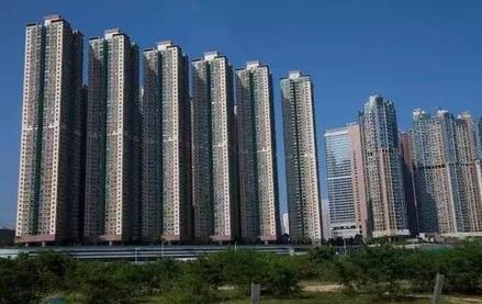 因虛假宣傳構成不正當競爭行為，山東濟南一房企被罰44萬元。  　　4月30日，綠地北展濟南置業有限公司在對某單位團購促銷中發放載有“濟南市政府將搬遷至先行區”不實信息的宣傳材料。山東省市場監督管理局認定上述行為違反《中華人民共和國反不正當競爭法》第八條規定，構成虛假宣傳的不正當競爭行為。近日，該公司被處以44萬元的行政罰款。    　　最近一兩年，“濟南市政府將搬遷至先行區”的信息，一直都是網絡傳聞，從來沒有任何正式“官宣”。在這種情況下，這家房企將其作為樓盤的宣傳資料，顯然是不合適的，也確實構成了虛假宣傳。  　　很多人或許會疑惑，這種找不到確切官方消息源的信息，不能作為宣傳依據，難道不是常識嗎？相關房企會不知道？房企對這種“虛假宣傳”樂此不疲，隻是把傳聞當成可以利用的工具。    　　將沒有事實支撐的模棱兩可的信息，釋放給購房者和社會，是開發商慣用的宣傳套路。外部因素方麵，開發商的宣傳點主要聚焦這幾個方麵：第一，政府搬遷甚至是區劃變動；第二，高新產業、知名大型商業綜合體、優質教育資源入駐板塊；第三，高鐵、地鐵、高架路等交通方麵的規劃；第四，樓盤周邊重大不利因素的消失，比如化工廠、垃圾場搬遷等；第五，將還沒定的學區，視為“囊中之物”。  　　當然，樓盤內部情況的虛假宣傳，也不在少數。比如，交付實體房和樣板房不符；小區交付後內部配套，與前期的宣傳或者沙盤展現不符；精裝修的材料使用，和前期宣傳不符；宣傳時稱業主可以自由去頂樓，但交房後卻發現不行等。  　　正因為這些方麵事關相關樓盤的現實價值，比如能不能賣完，甚至能不能熱銷等，相關房企才會絞盡腦汁蹭外部因素的熱度，或者想方設法“修飾”樓盤內部情況。在房企眼裏，事情真假不重要，隻要有購房者買賬就行。  　　除了房企本身的主觀原因，相關虛假宣傳的出現，也離不開相關樓盤在管理和規範層麵的工作不到位。現實中，很多樓盤的宣傳口徑都不統一，比如在某些宣傳信息上，開發商和銷售團隊的說法不一；不同的銷售人員，對同一事情說法可能也不一樣；有的樓盤還會引入二手房中介團隊，使得樓盤在宣傳上更加混亂。  　　房企或者具體樓盤套路不斷的虛假宣傳，再加上自媒體的炒作，確實很容易以假亂真。由於現在多為期房，對於營銷宣傳無法及時驗證。在這種背景下，購房者容易被套路也就不難理解。  　　所以，監管層麵必須加大處罰力度，而不僅是“隔牆扔磚式”懲戒，真正提高違法成本，縮小虛假宣傳的空間。  　　同時，不能總是“事後諸葛亮”。在樓盤前期的營銷宣傳中，相關部門也應該及時介入，並引導購房者強化防範意識、證據意識。當然，整個房地產行業，也需要基本的行業規範，要有“行業自律”。  　　來源：中國青年報